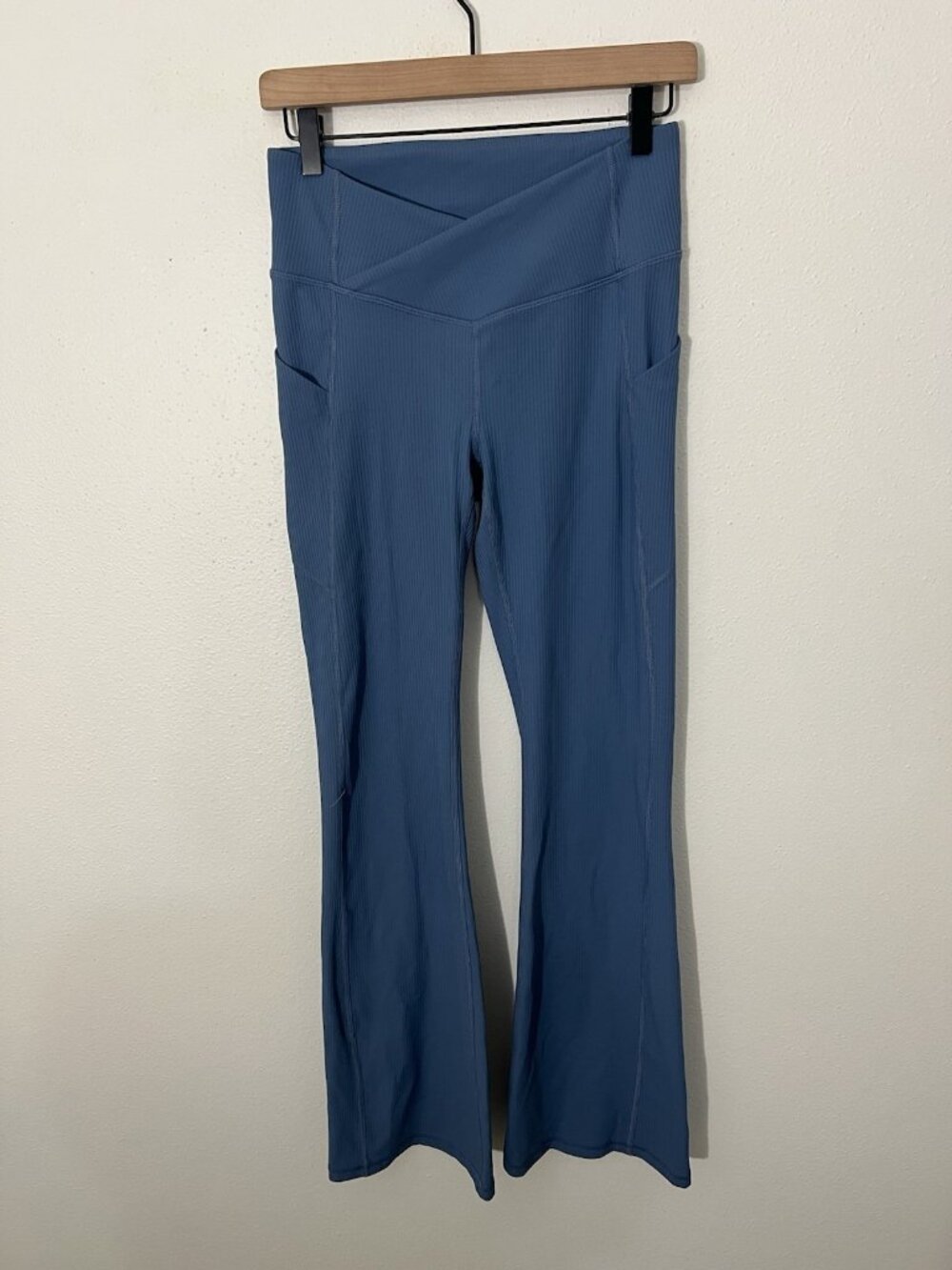 Fabletics Oasis Rib Kick Flare Pant Blue Size Medium Pockets